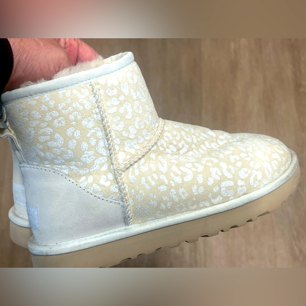 HTF Cream White UGG Classic Short Snow Leopard Ladies 6 Boots